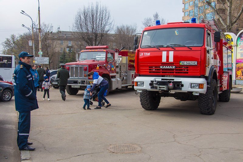 Спасать и охранять: к юбилею пожарной части Днепра открыли мемориал и представили спецтехнику 10