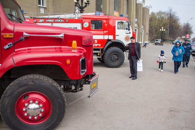 Спасать и охранять: к юбилею пожарной части Днепра открыли мемориал и представили спецтехнику 11