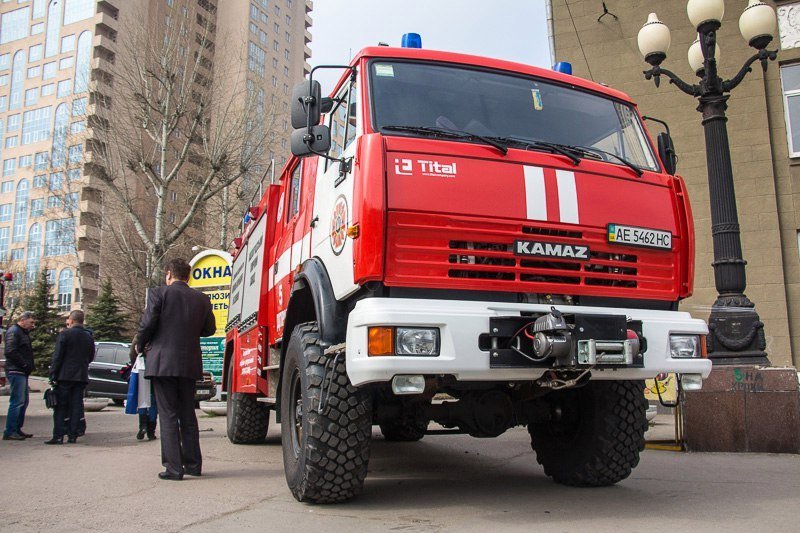 Спасать и охранять: к юбилею пожарной части Днепра открыли мемориал и представили спецтехнику 12