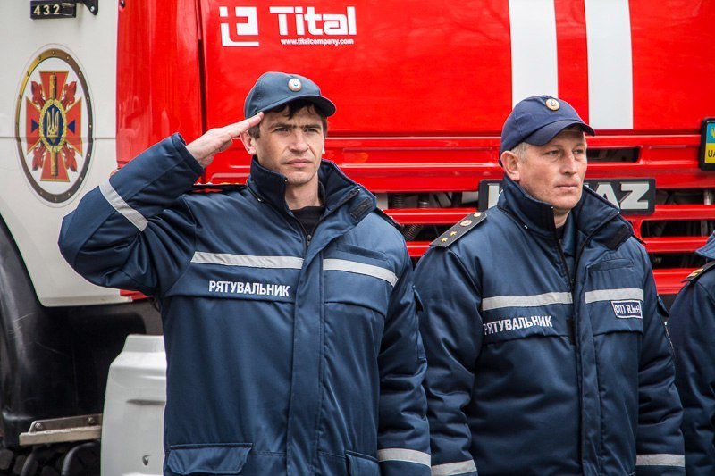 Спасать и охранять: к юбилею пожарной части Днепра открыли мемориал и представили спецтехнику 13