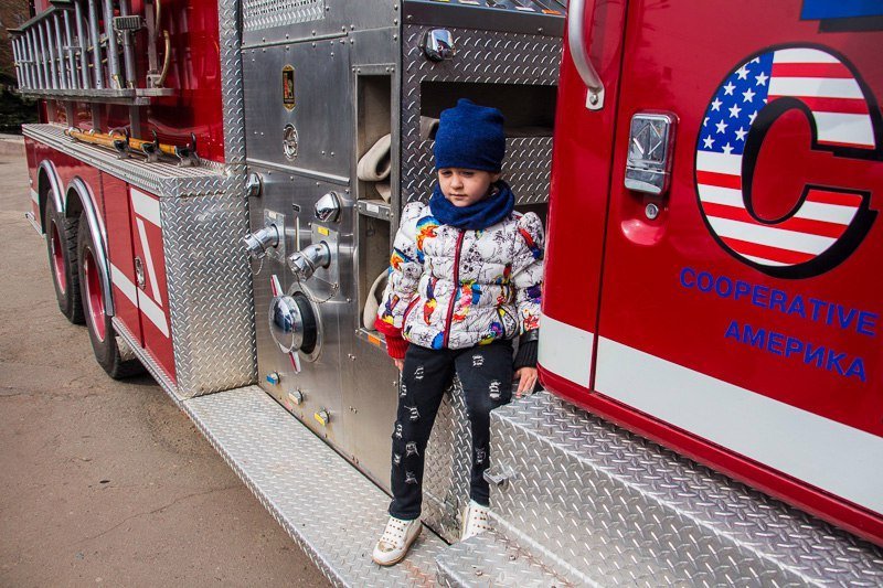 Спасать и охранять: к юбилею пожарной части Днепра открыли мемориал и представили спецтехнику 14