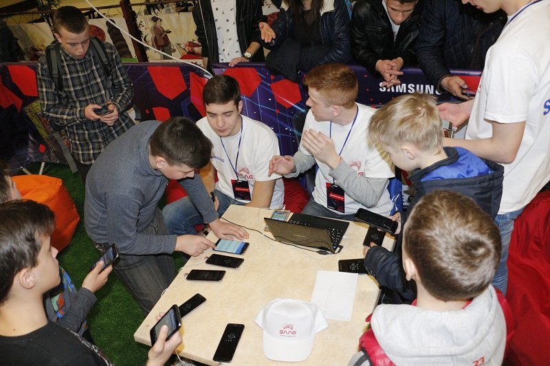 Роботы, гироскутеры и квадрокоптеры: в Днепре проходит фестиваль мобильного гейминга 2