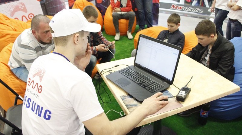 Роботы, гироскутеры и квадрокоптеры: в Днепре проходит фестиваль мобильного гейминга 27