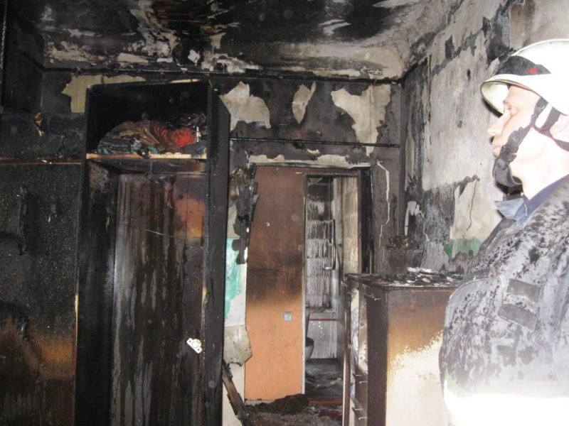 Пожар в Днепре: спасатели доставали ребенка из горящей квартиры 2