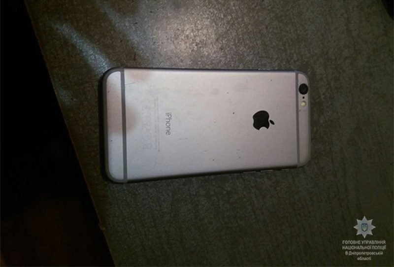 Дружба по расчету: в Днепре парень, угрожая пистолетом, ограбил приятеля-иностранца 1