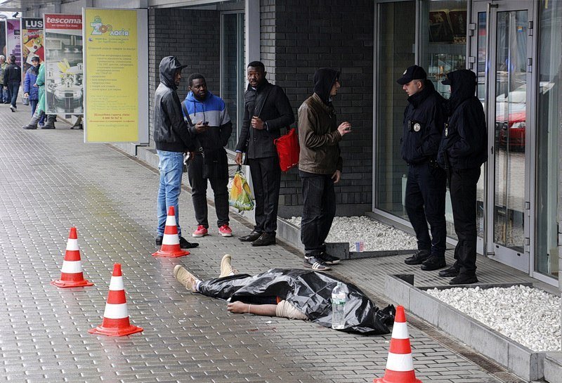 Посреди улицы возле Мост-сити умер гражданин Камеруна 2