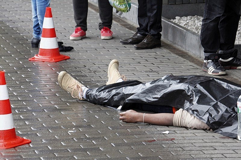 Посреди улицы возле Мост-сити умер гражданин Камеруна 3