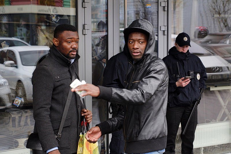 Посреди улицы возле Мост-сити умер гражданин Камеруна 5