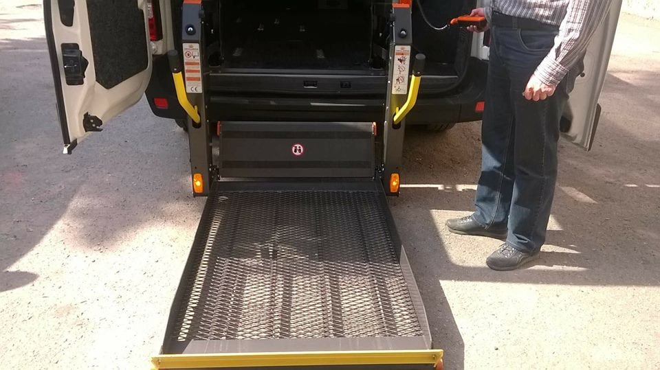 В Днепре заработало социальное такси для маломобильных людей 3