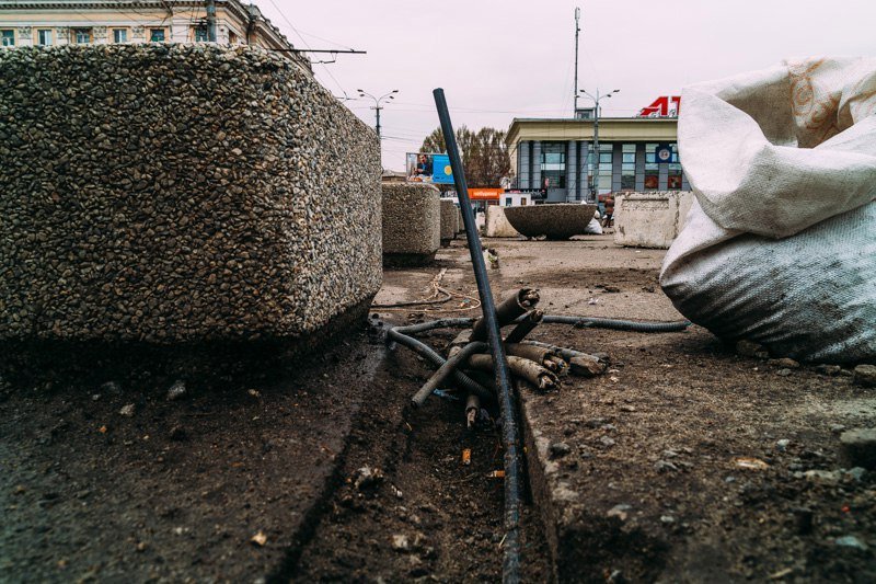 На стоянке возле ж/д вокзала начали устанавливать паркоматы 2