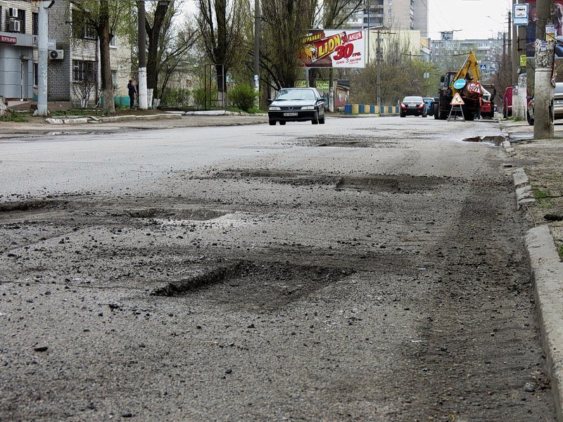 На левом берегу Днепра начали ремонтировать дорогу 1
