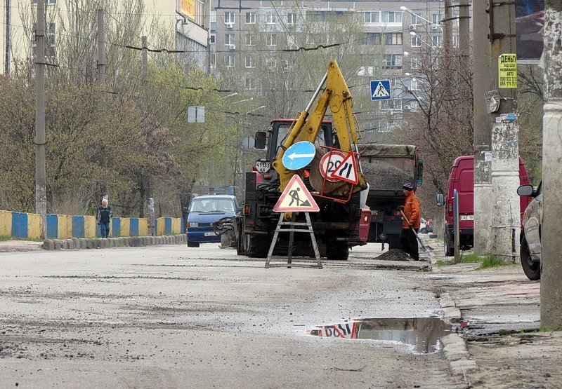 На левом берегу Днепра начали ремонтировать дорогу 2