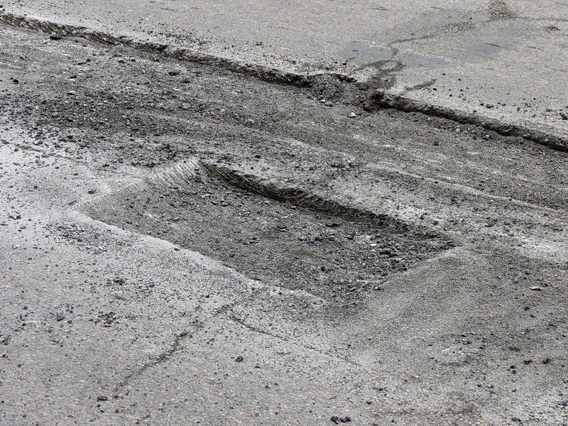 На левом берегу Днепра начали ремонтировать дорогу 3