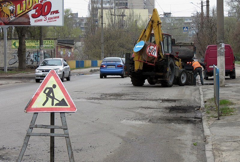 На левом берегу Днепра начали ремонтировать дорогу 5