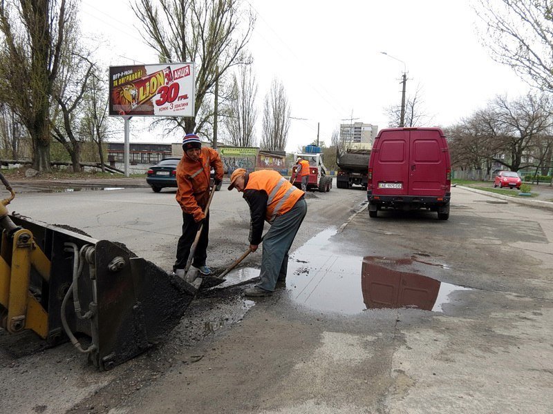 На левом берегу Днепра начали ремонтировать дорогу 6