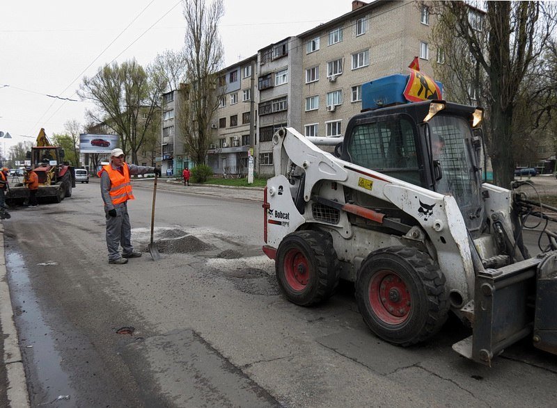 На левом берегу Днепра начали ремонтировать дорогу 7