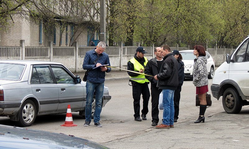 Мошенник или жертва: на Байкальской Mazda зацепила пешехода 5