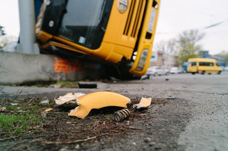 На проспекте Нигояна перевернулся грузовик: у автомобиля отказали тормоза 1