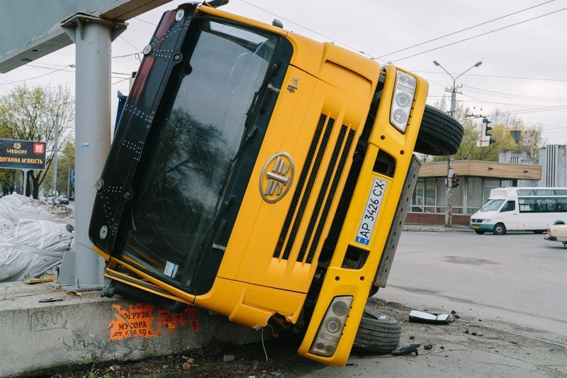 На проспекте Нигояна перевернулся грузовик: у автомобиля отказали тормоза 2