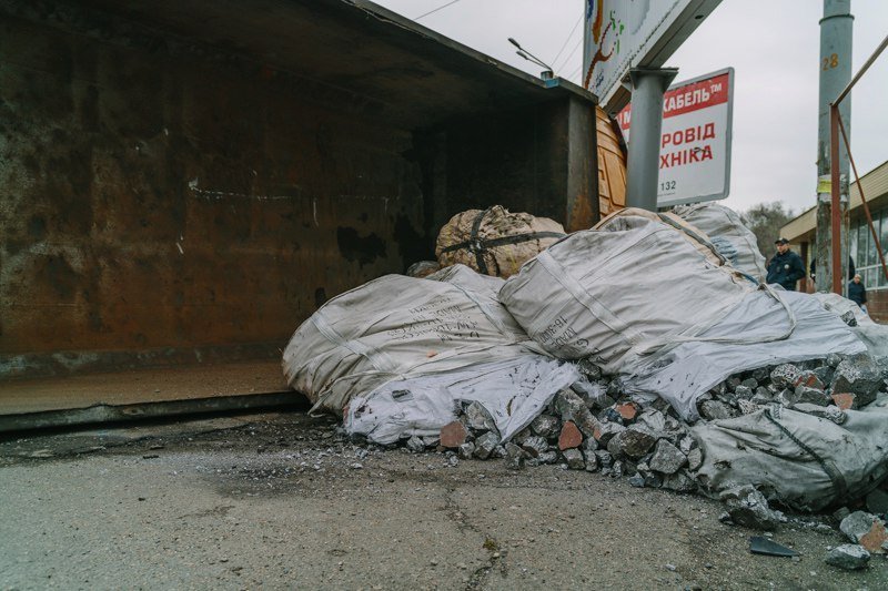 На проспекте Нигояна перевернулся грузовик: у автомобиля отказали тормоза 3