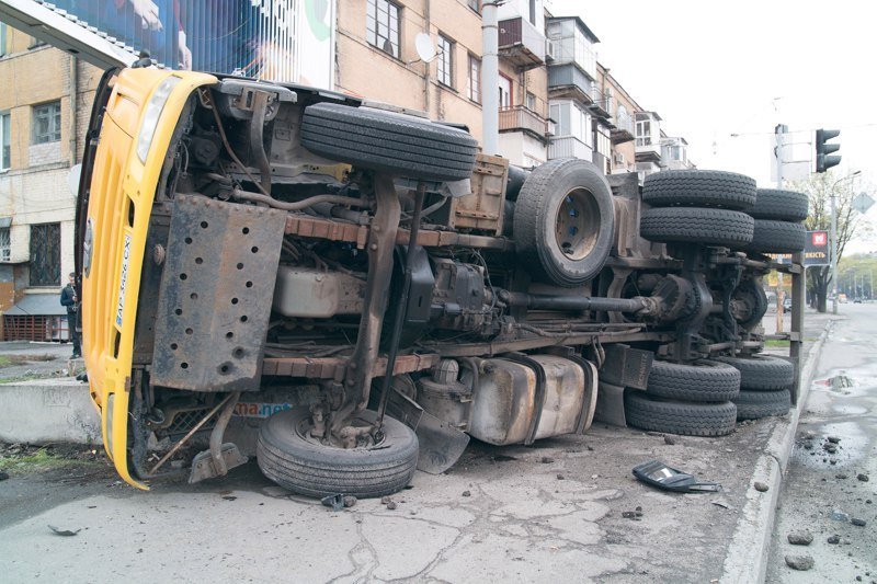 На проспекте Нигояна перевернулся грузовик: у автомобиля отказали тормоза 4