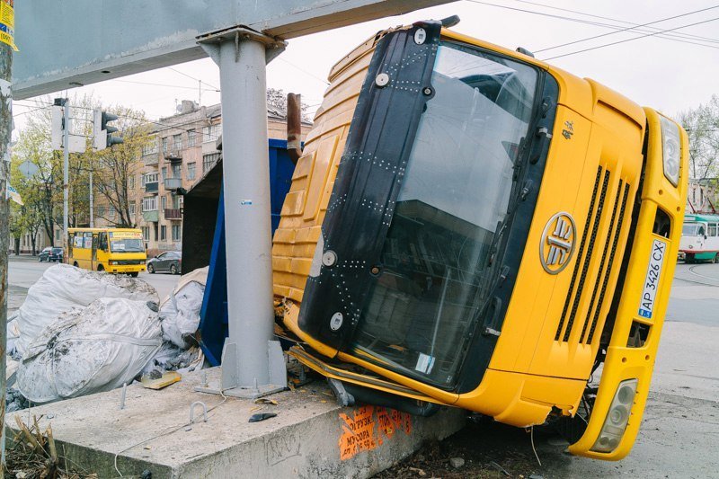 На проспекте Нигояна перевернулся грузовик: у автомобиля отказали тормоза 5