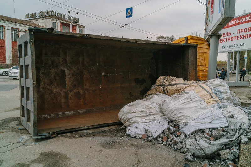 На проспекте Нигояна перевернулся грузовик: у автомобиля отказали тормоза 6