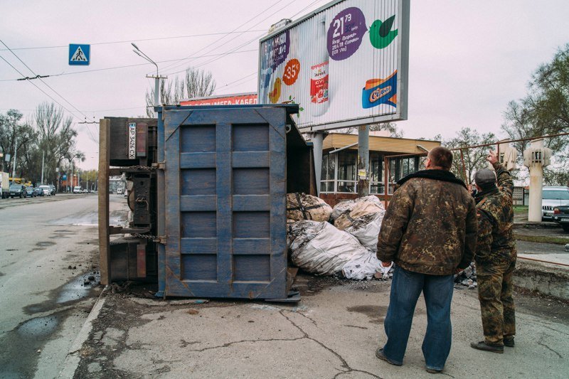 На проспекте Нигояна перевернулся грузовик: у автомобиля отказали тормоза 8