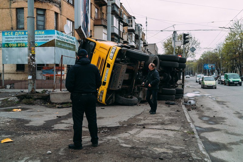 На проспекте Нигояна перевернулся грузовик: у автомобиля отказали тормоза 9