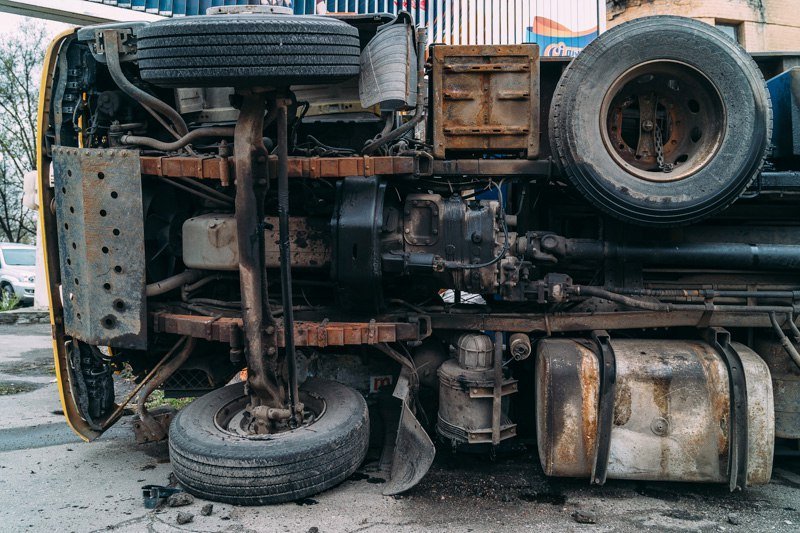 На проспекте Нигояна перевернулся грузовик: у автомобиля отказали тормоза 10