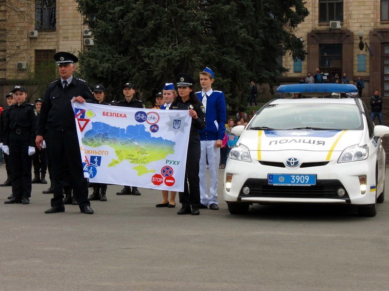 Вой сирен, танцы и шарики: в Днепре полиция устроила флешмоб 5