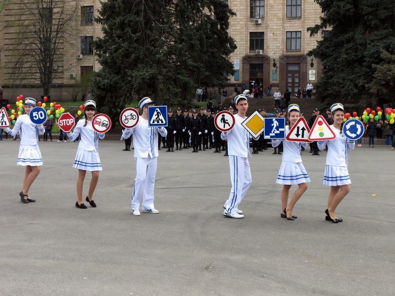 Вой сирен, танцы и шарики: в Днепре полиция устроила флешмоб 6