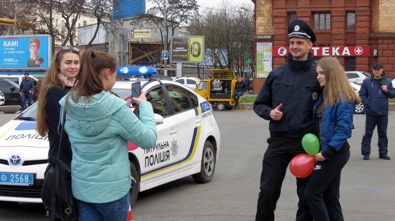 Вой сирен, танцы и шарики: в Днепре полиция устроила флешмоб 11