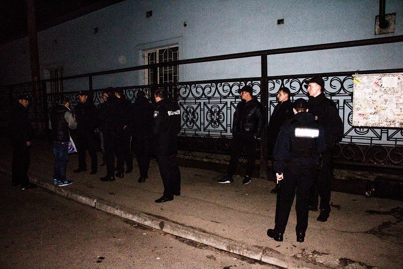 Люди с оружием, полиция и скорая: что происходит на Березинском рынке 4