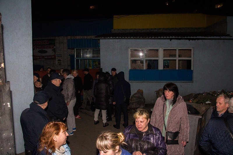 Люди с оружием, полиция и скорая: что происходит на Березинском рынке 5