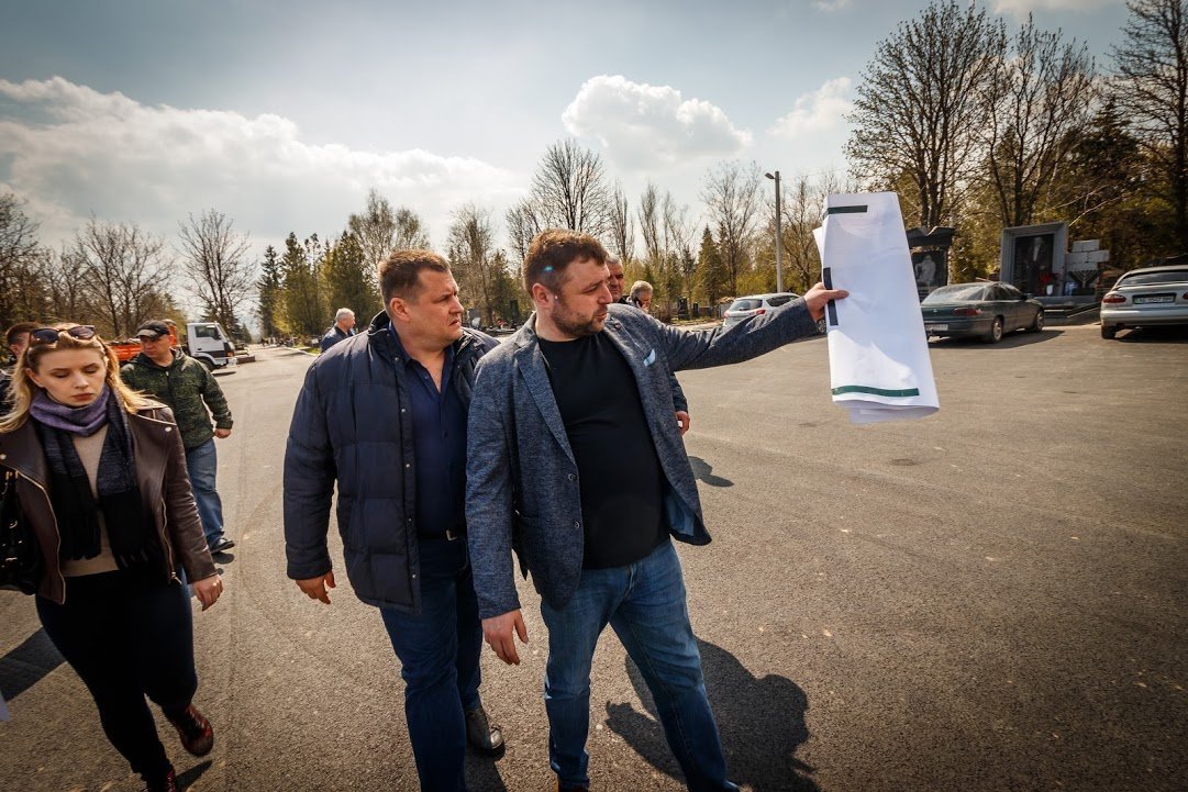 Получи ответ: что мэр Днепра Борис Филатов делал на кладбище 2
