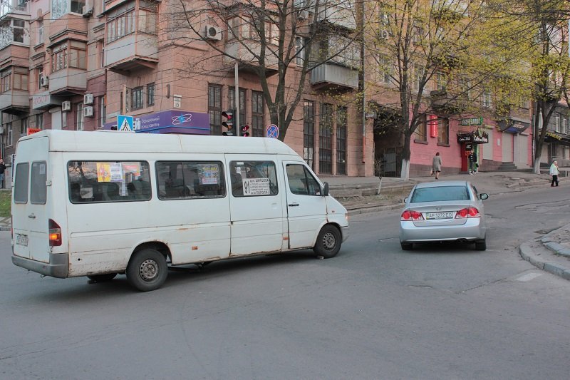 В Днепре у маршрутки оторвалась запчасть во время поездки: образовалась пробка 1