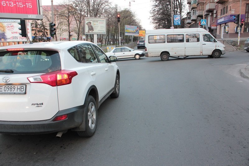 В Днепре у маршрутки оторвалась запчасть во время поездки: образовалась пробка 2
