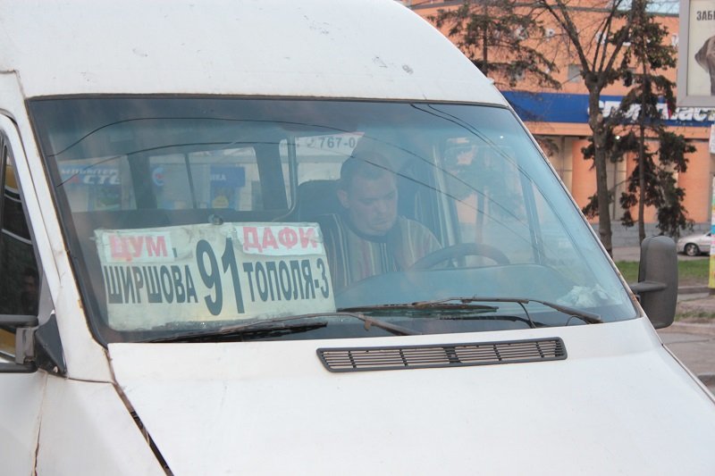 В Днепре у маршрутки оторвалась запчасть во время поездки: образовалась пробка 4