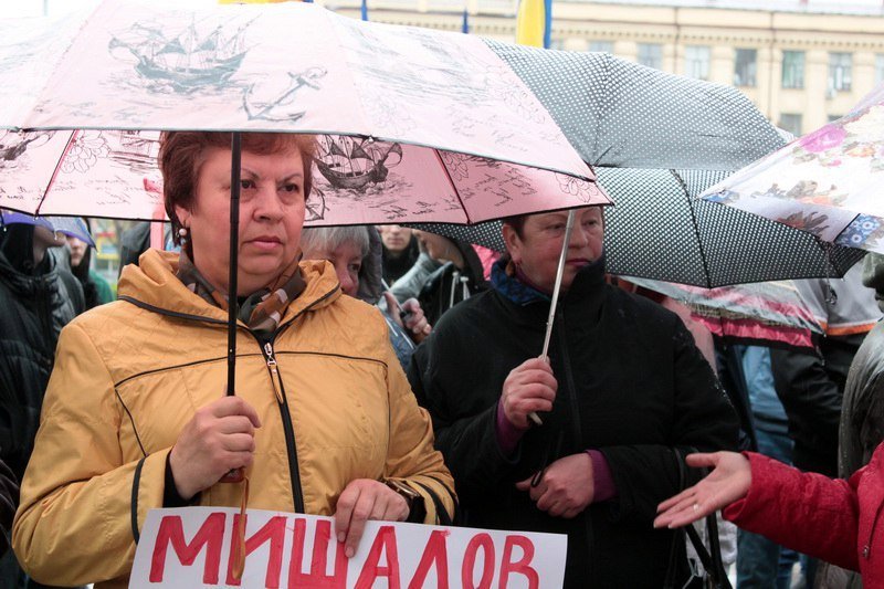Носилки, плакаты и флаги под дождем: что происходит под Днепровским горсоветом 5