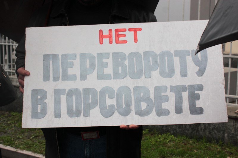 Носилки, плакаты и флаги под дождем: что происходит под Днепровским горсоветом 7