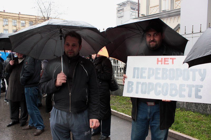 Носилки, плакаты и флаги под дождем: что происходит под Днепровским горсоветом 8