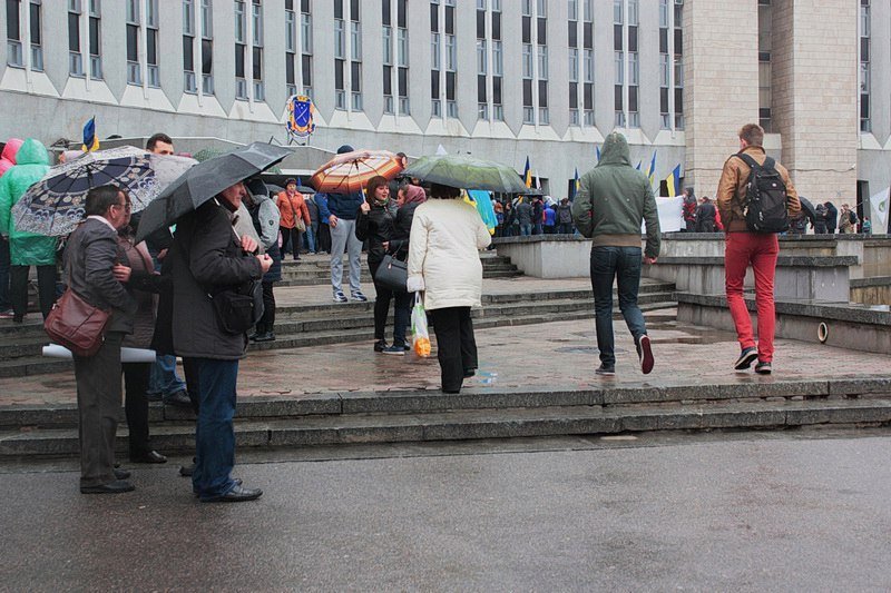 Носилки, плакаты и флаги под дождем: что происходит под Днепровским горсоветом 9