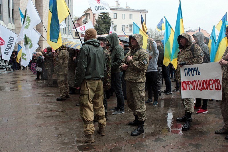 Носилки, плакаты и флаги под дождем: что происходит под Днепровским горсоветом 11