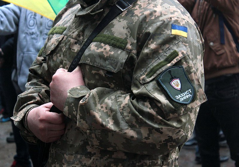 Носилки, плакаты и флаги под дождем: что происходит под Днепровским горсоветом 13