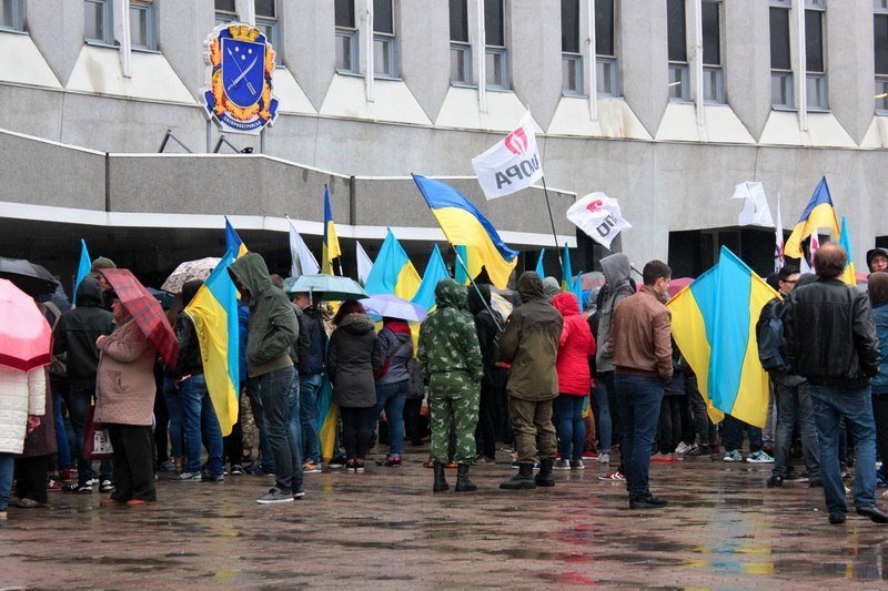 Носилки, плакаты и флаги под дождем: что происходит под Днепровским горсоветом 15