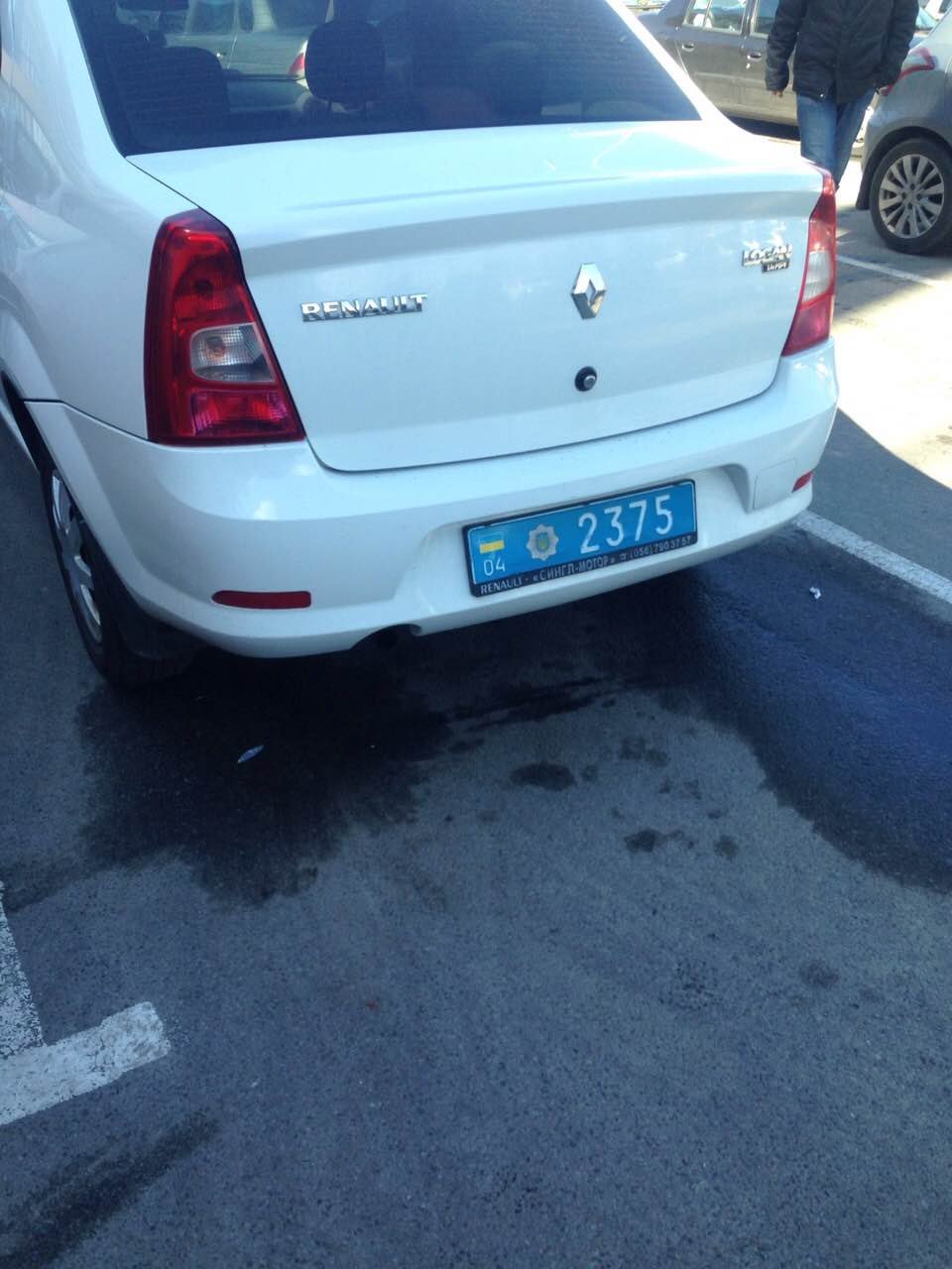 На переходе возле "Эпицентра" мужчина на служебном Renault переехал парню ногу 2