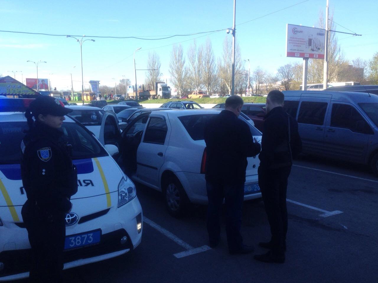 На переходе возле "Эпицентра" мужчина на служебном Renault переехал парню ногу 3