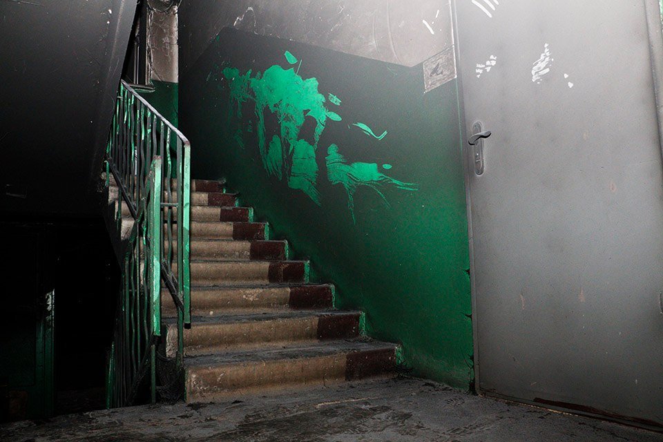 На Поля неизвестные закинули в подъезд горящую шину и чуть не спалили дом 2