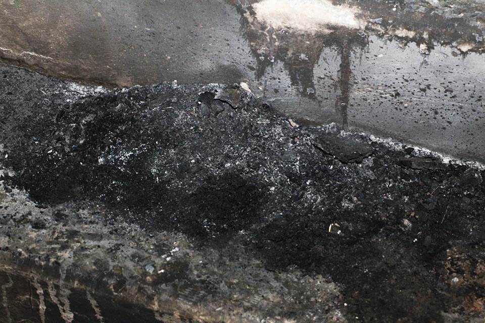 На Поля неизвестные закинули в подъезд горящую шину и чуть не спалили дом 4